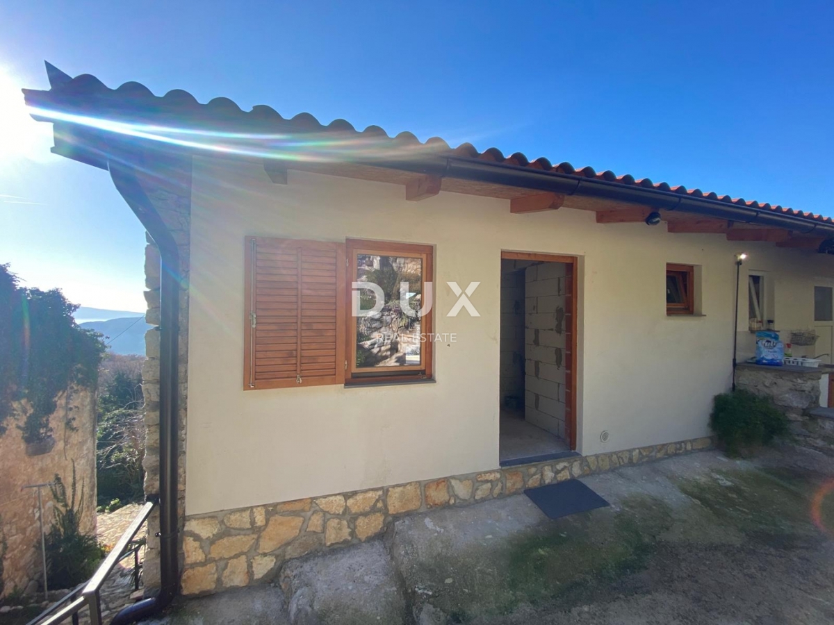 CRIKVENICA, BEOGRAD - dva apartmaja z balkoni s pogledom na morje + dvorišče! PRILOŽNOST!