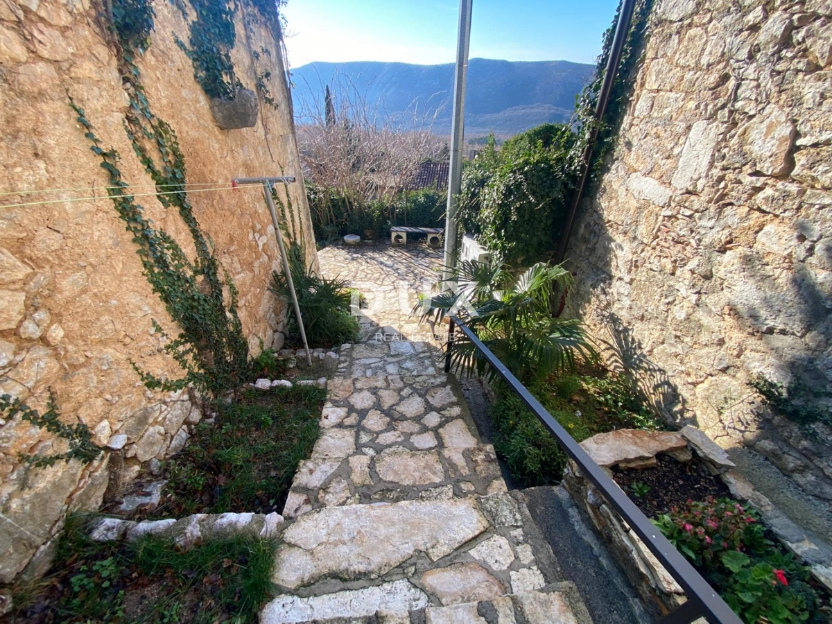 CRIKVENICA, BEOGRAD - dva apartmaja z balkoni s pogledom na morje + dvorišče! PRILOŽNOST!