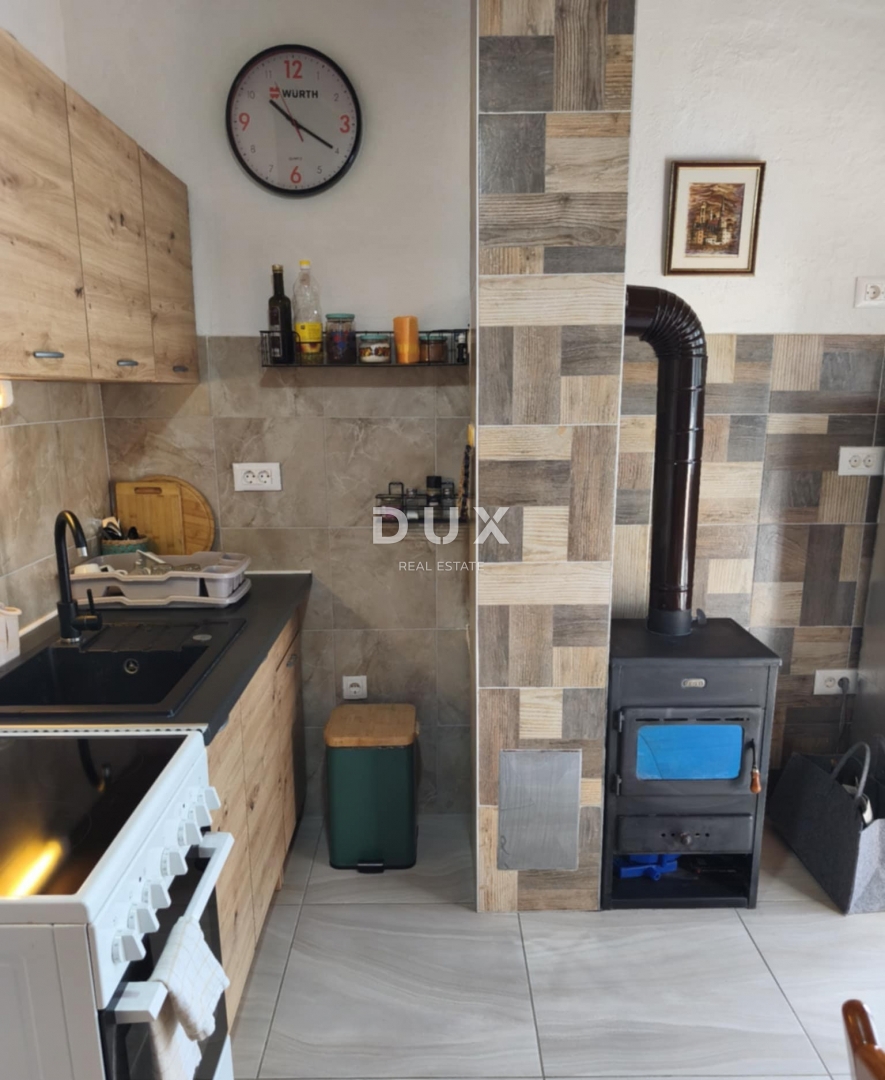 CRIKVENICA, BEOGRAD - dva apartmaja z balkoni s pogledom na morje + dvorišče! PRILOŽNOST!