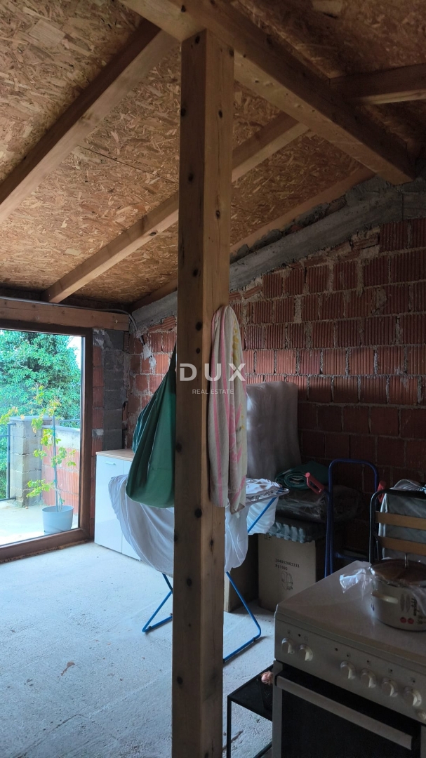 CRIKVENICA, BEOGRAD - dva apartmaja z balkoni s pogledom na morje + dvorišče! PRILOŽNOST!