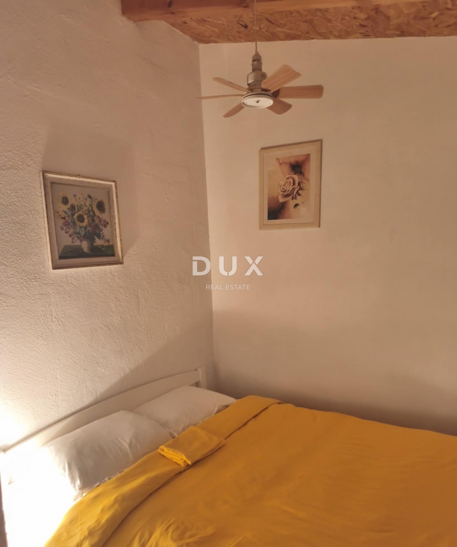 CRIKVENICA, BEOGRAD - dva apartmaja z balkoni s pogledom na morje + dvorišče! PRILOŽNOST!