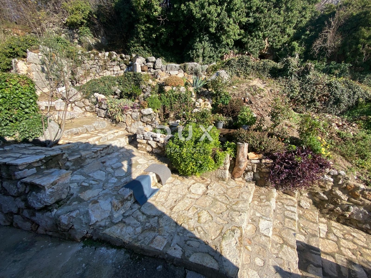 CRIKVENICA, BEOGRAD - dva apartmaja z balkoni s pogledom na morje + dvorišče! PRILOŽNOST!