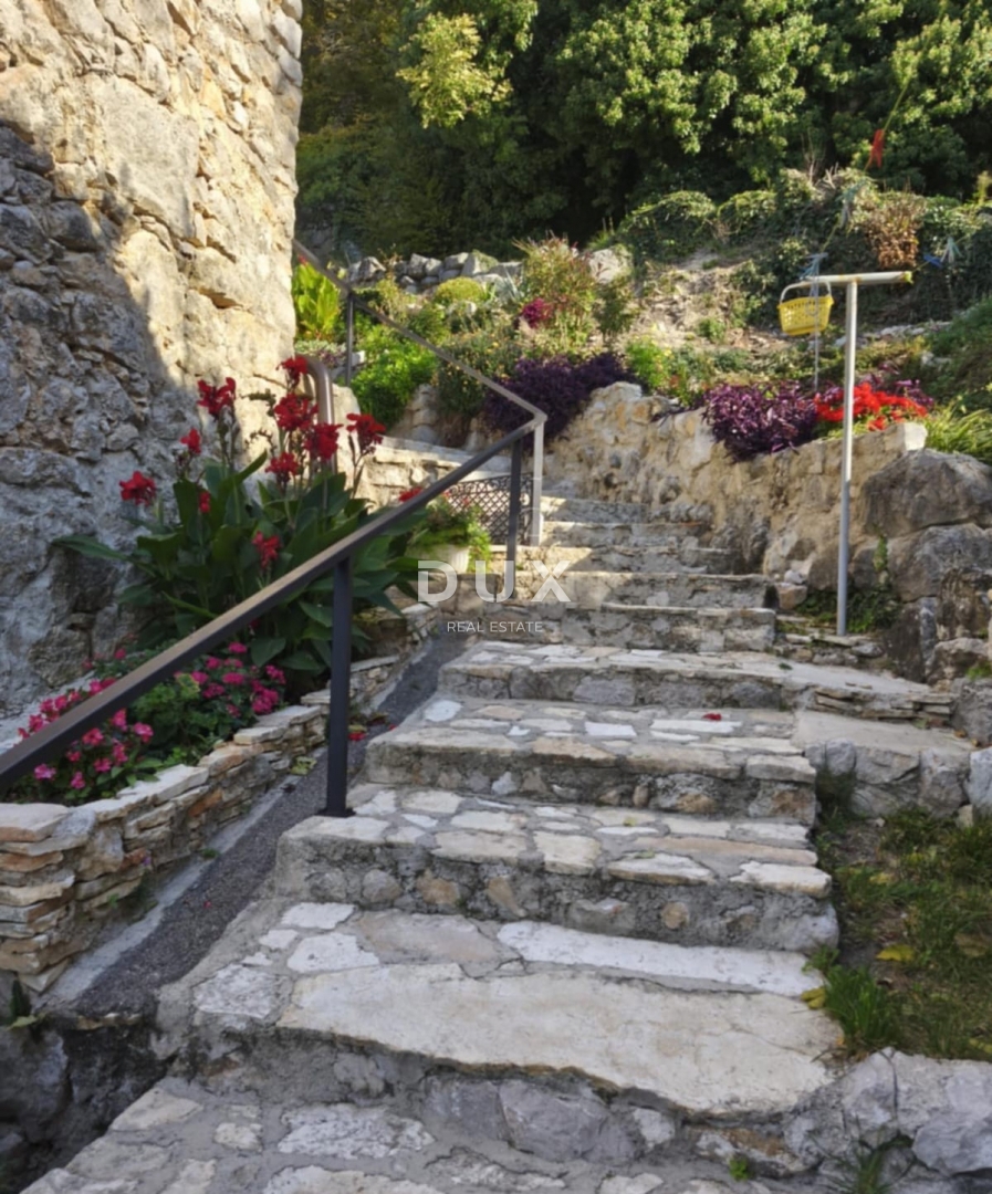 CRIKVENICA, BEOGRAD - dva apartmaja z balkoni s pogledom na morje + dvorišče! PRILOŽNOST!