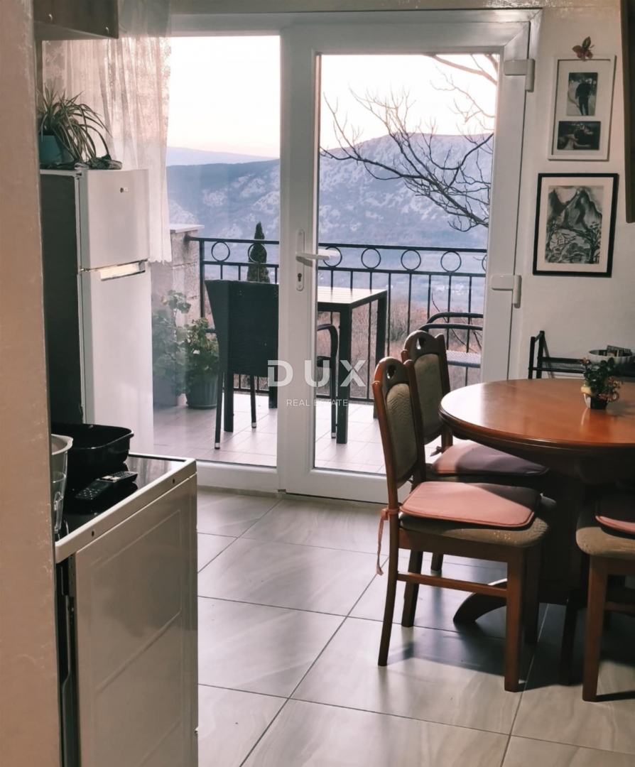 CRIKVENICA, BEOGRAD - dva apartmaja z balkoni s pogledom na morje + dvorišče! PRILOŽNOST!