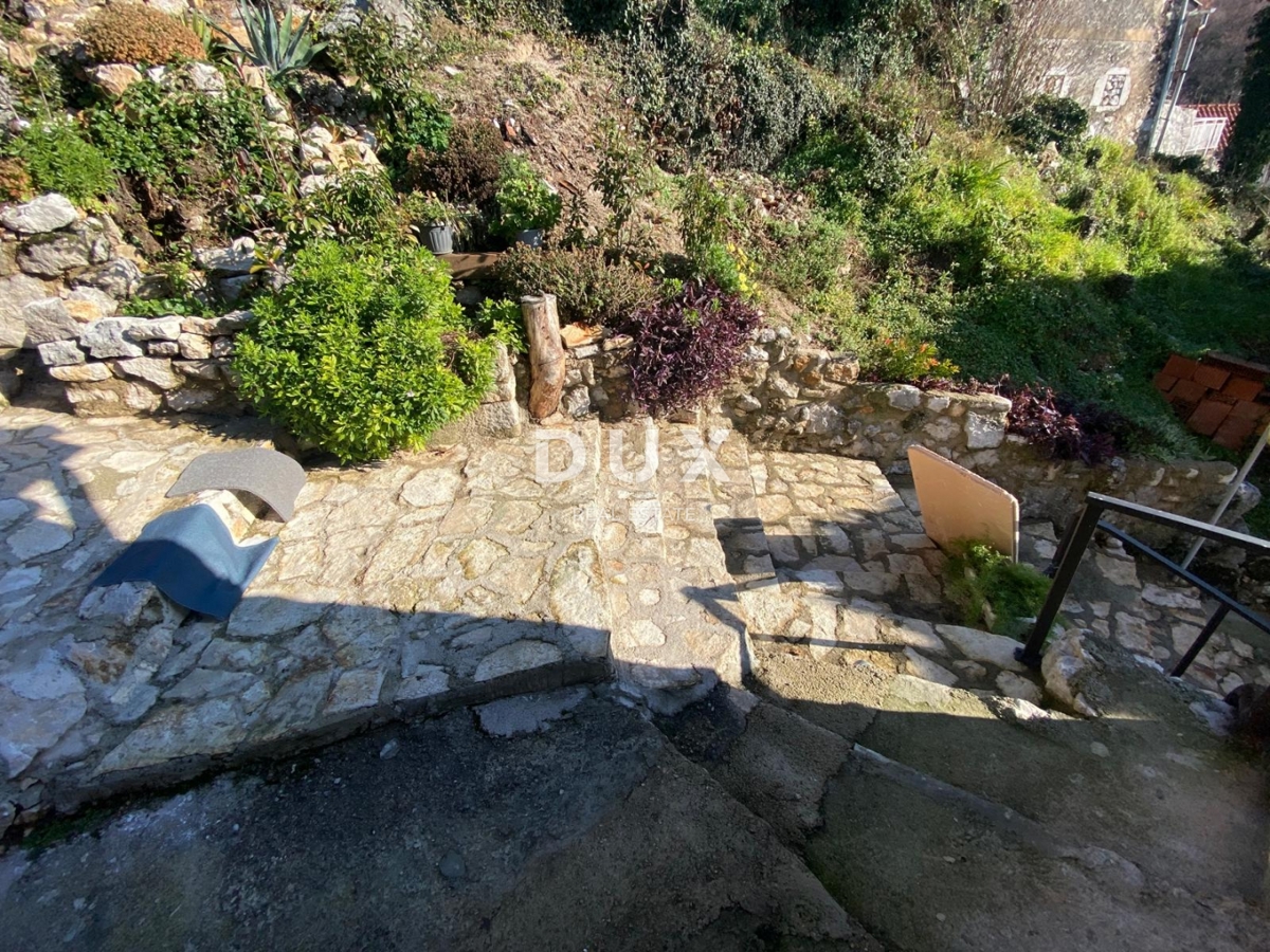 CRIKVENICA, BEOGRAD - dva apartmaja z balkoni s pogledom na morje + dvorišče! PRILOŽNOST!