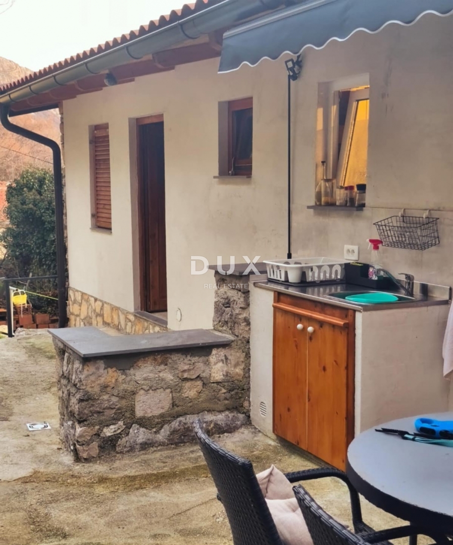 CRIKVENICA, BEOGRAD - dva apartmaja z balkoni s pogledom na morje + dvorišče! PRILOŽNOST!