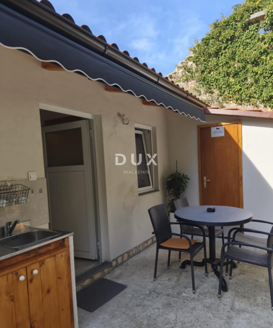 CRIKVENICA, BEOGRAD - dva apartmaja z balkoni s pogledom na morje + dvorišče! PRILOŽNOST!