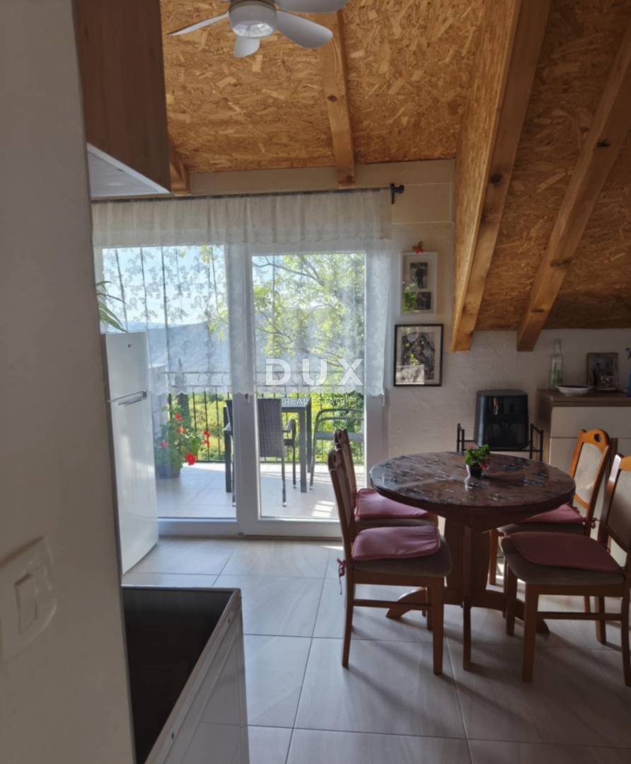 CRIKVENICA, BEOGRAD - dva apartmaja z balkoni s pogledom na morje + dvorišče! PRILOŽNOST!