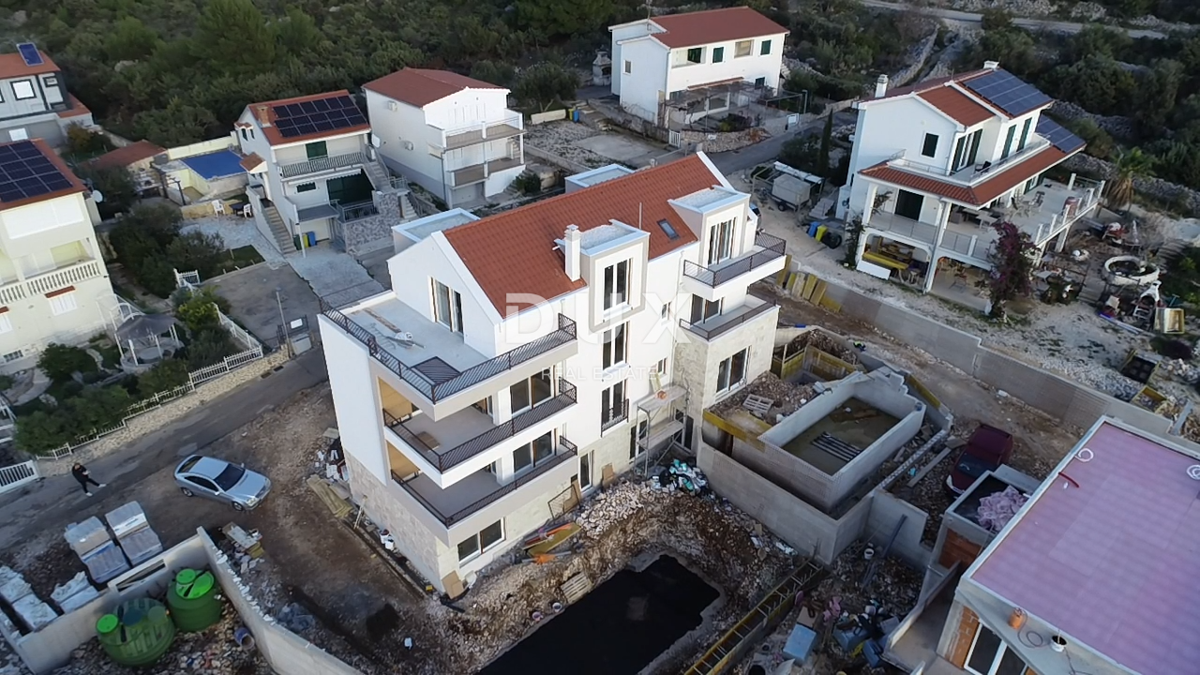 ROGOZNICA, STIVAŠNICA – Apartma v pritličju z bazenom in pogledom na morje