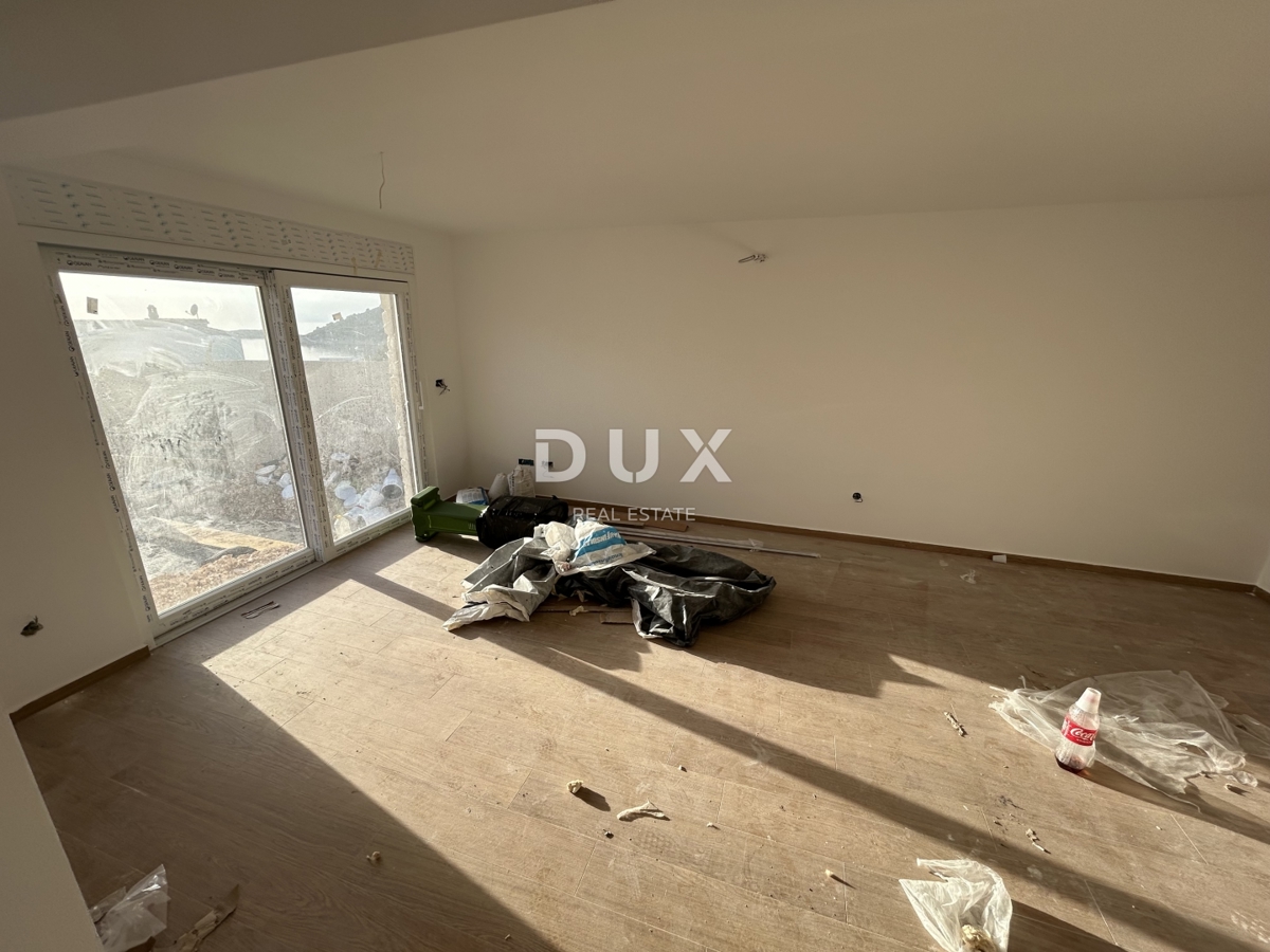 ROGOZNICA, STIVAŠNICA – Apartma v pritličju z bazenom in pogledom na morje