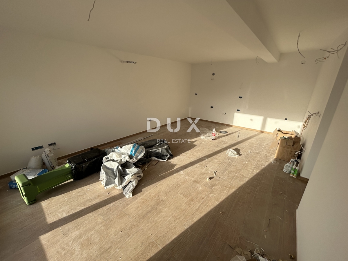 ROGOZNICA, STIVAŠNICA – Apartma v pritličju z bazenom in pogledom na morje