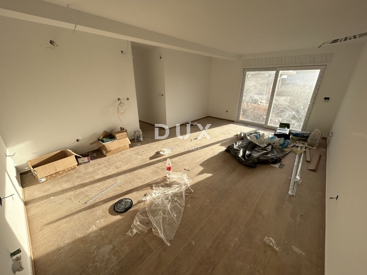 ROGOZNICA, STIVAŠNICA – Apartma v pritličju z bazenom in pogledom na morje