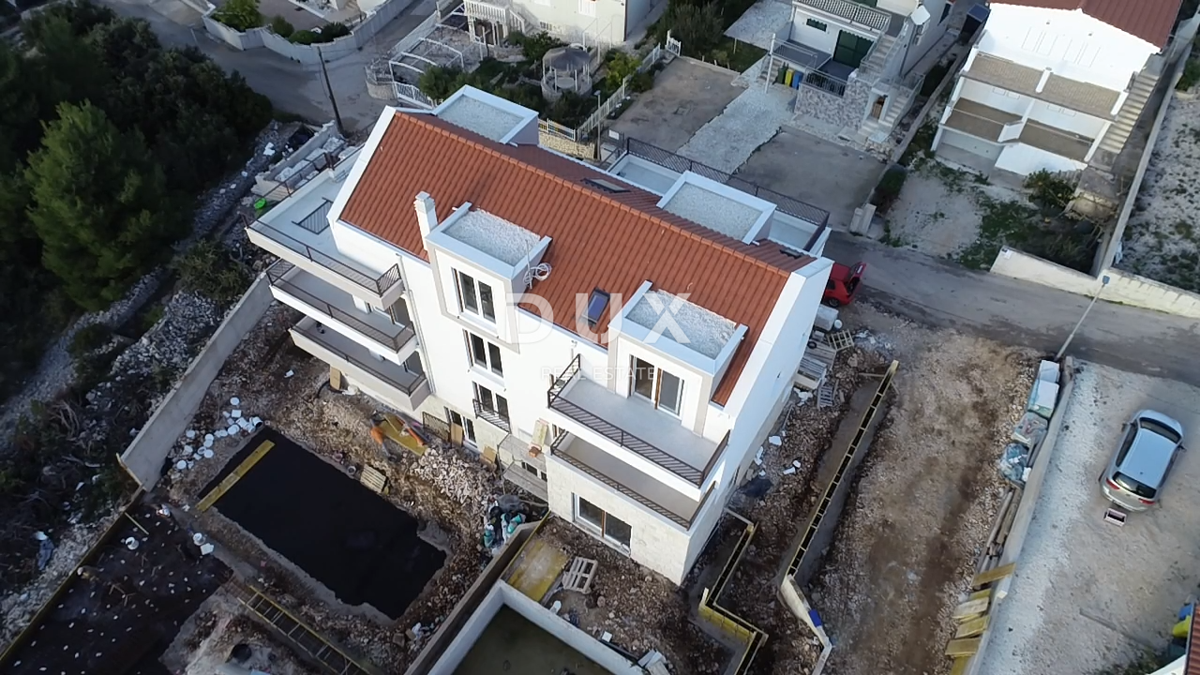 ROGOZNICA, STIVAŠNICA – Apartma v pritličju z bazenom in pogledom na morje