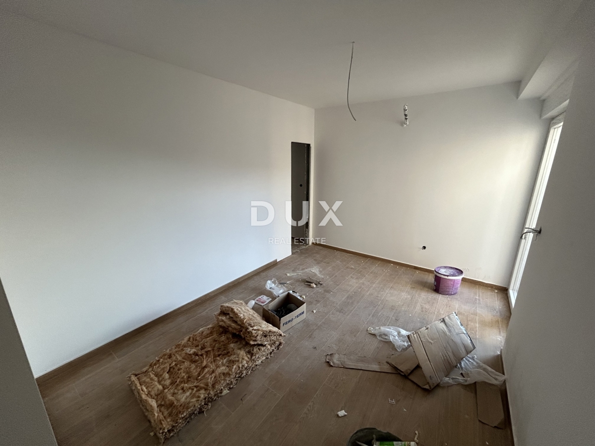 ROGOZNICA, STIVAŠNICA – Apartma v pritličju z bazenom in pogledom na morje