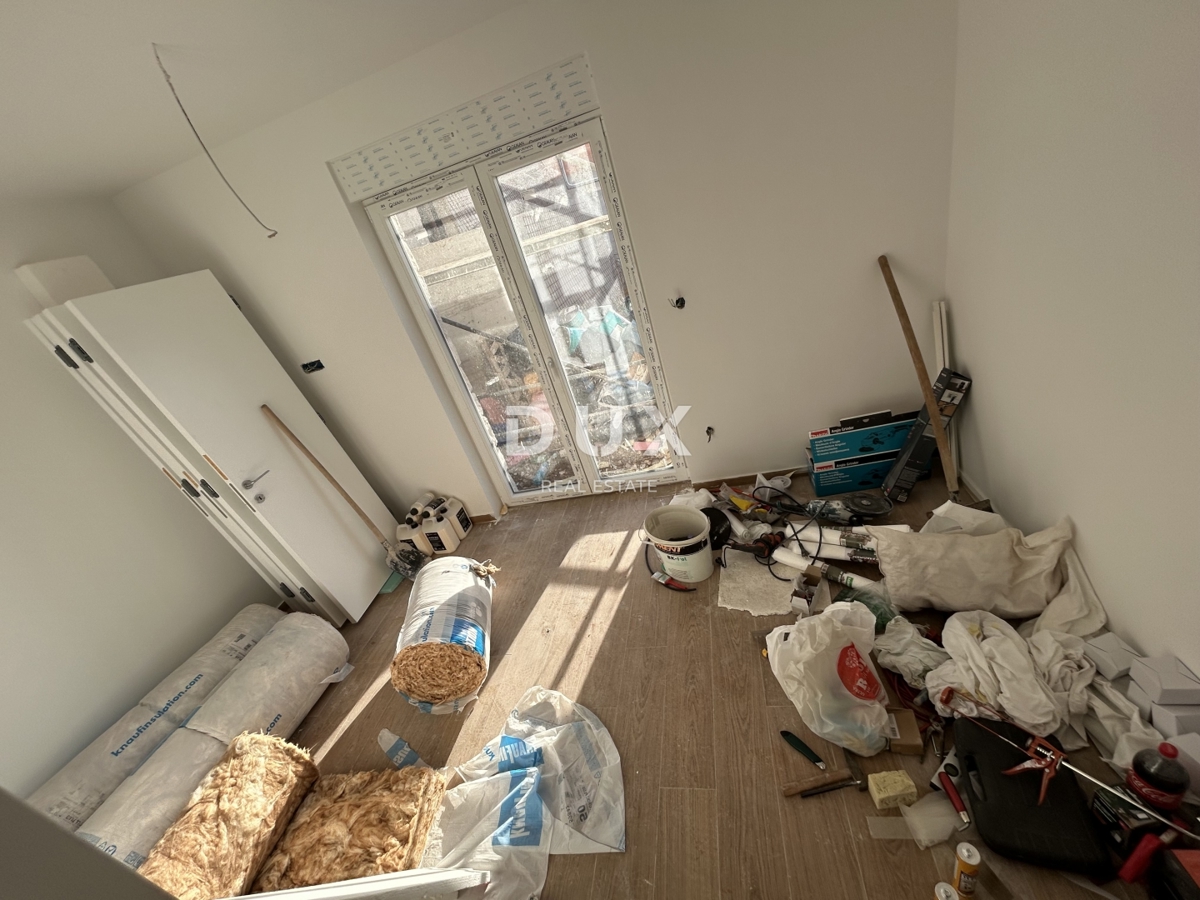 ROGOZNICA, STIVAŠNICA – Apartma v pritličju z bazenom in pogledom na morje
