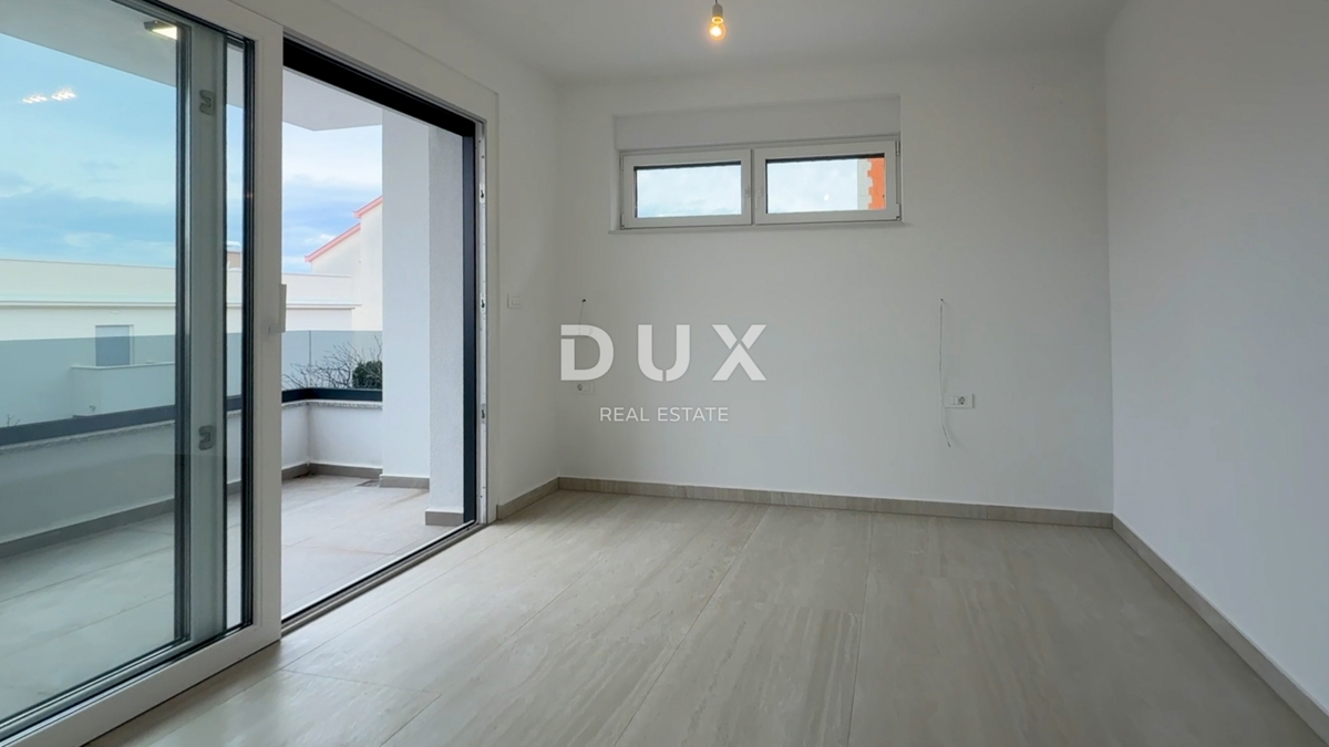 CRIKVENICA, DRAMALJ - Dvoetažno stanovanje z bazenom 300 metrov od morja!