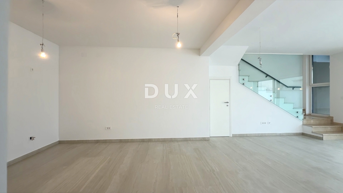 CRIKVENICA, DRAMALJ - Dvoetažno stanovanje z bazenom 300 metrov od morja!