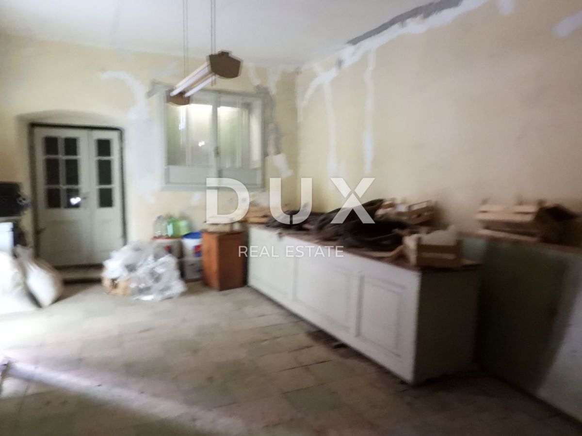 GORSKI KOTAR, SUNGER- stara hiša + 2 gospodarski poslopji + okolica 9000m2