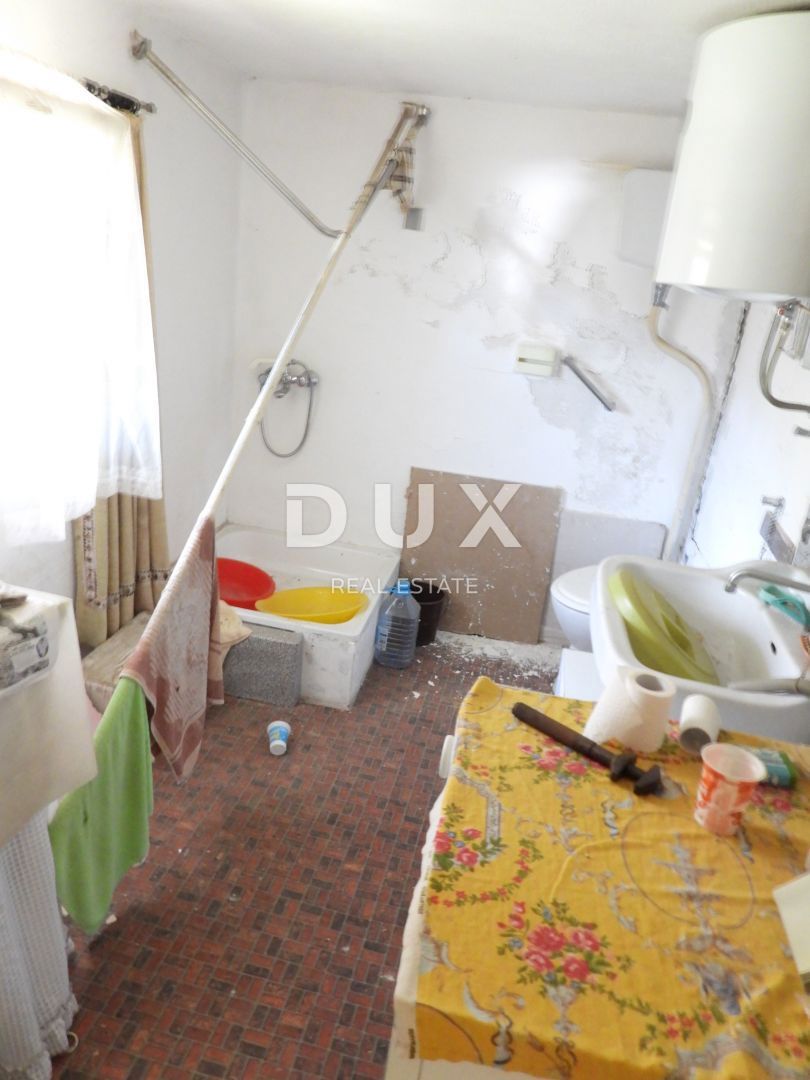 GORSKI KOTAR, SUNGER- stara hiša + 2 gospodarski poslopji + okolica 9000m2