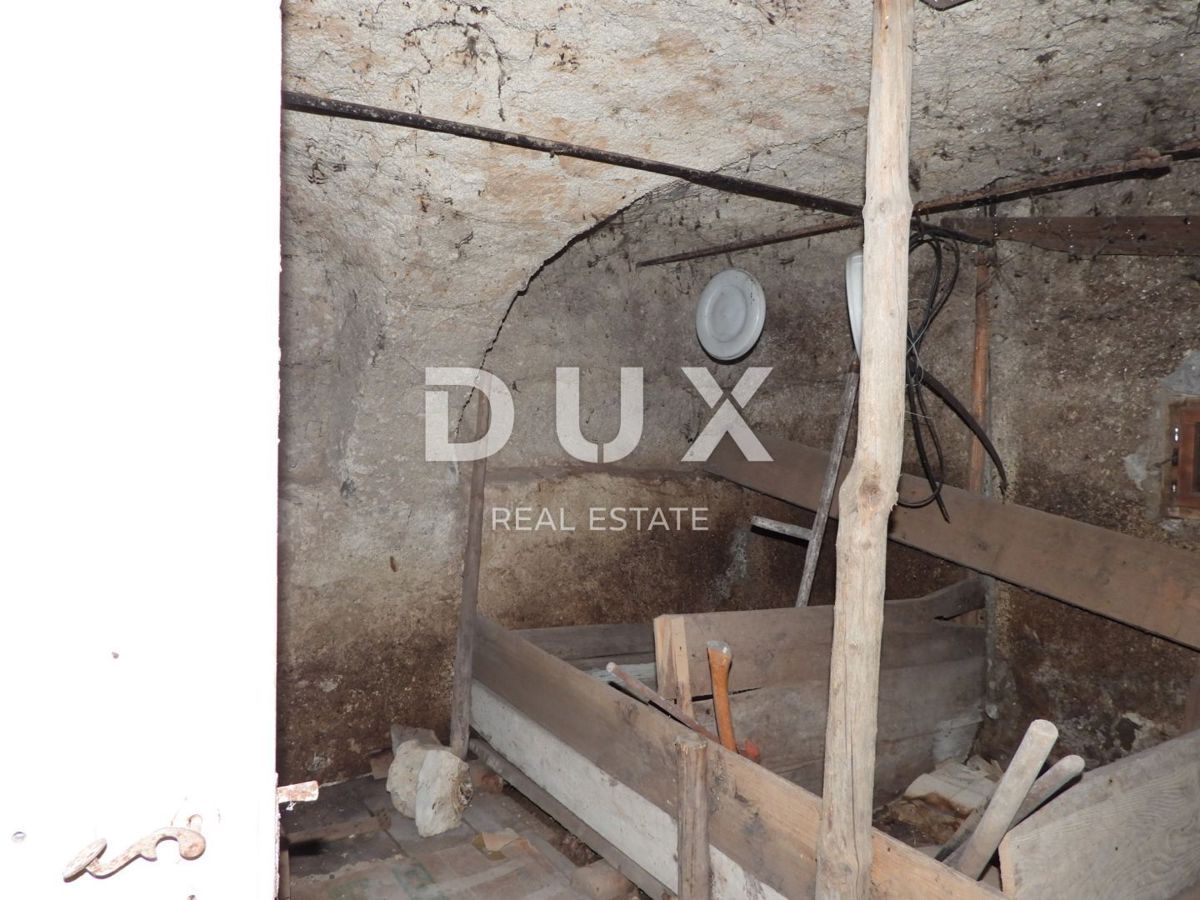 GORSKI KOTAR, SUNGER- stara hiša + 2 gospodarski poslopji + okolica 9000m2