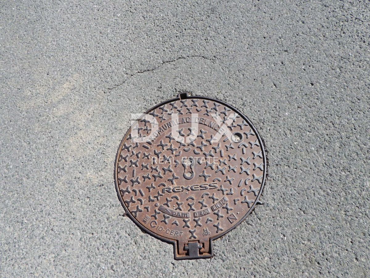 GORSKI KOTAR, SUNGER- stara hiša + 2 gospodarski poslopji + okolica 9000m2