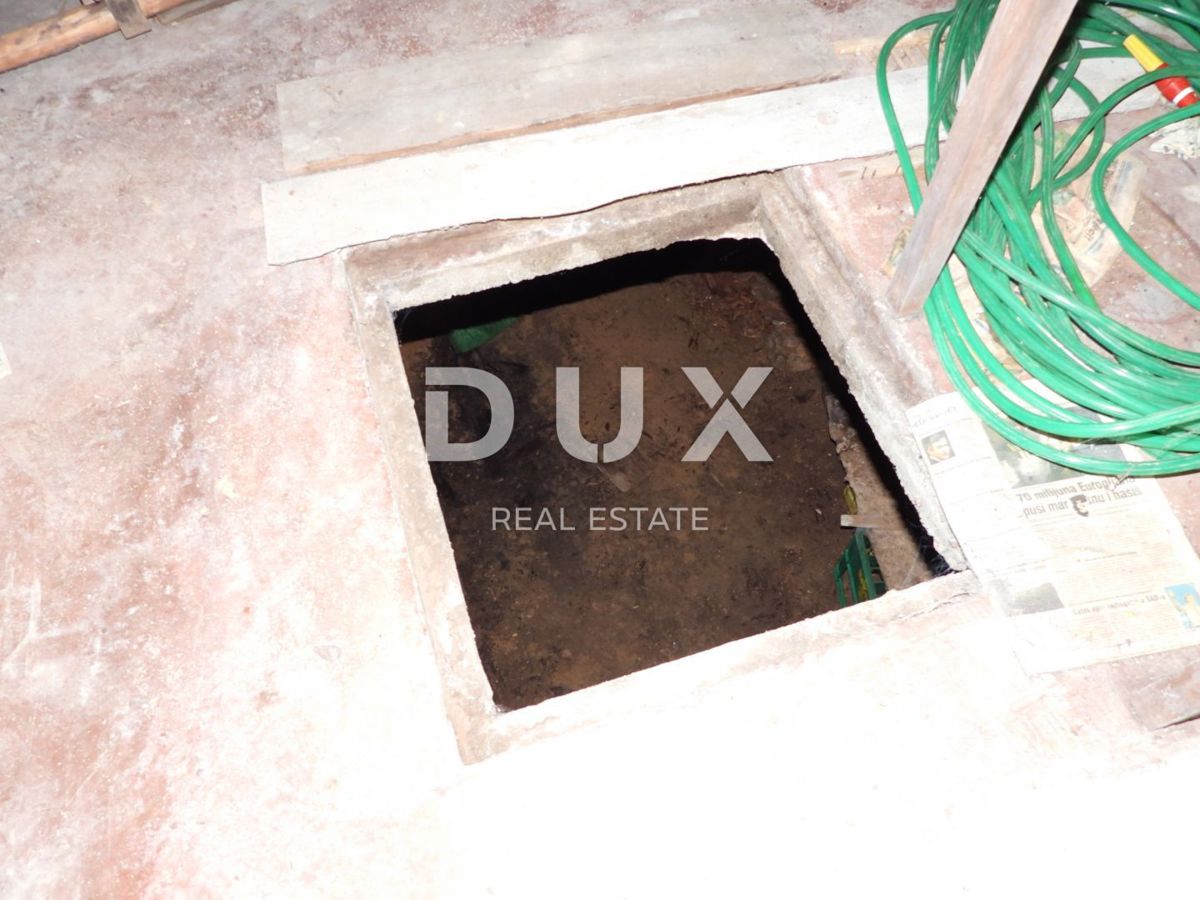 GORSKI KOTAR, SUNGER- stara hiša + 2 gospodarski poslopji + okolica 9000m2