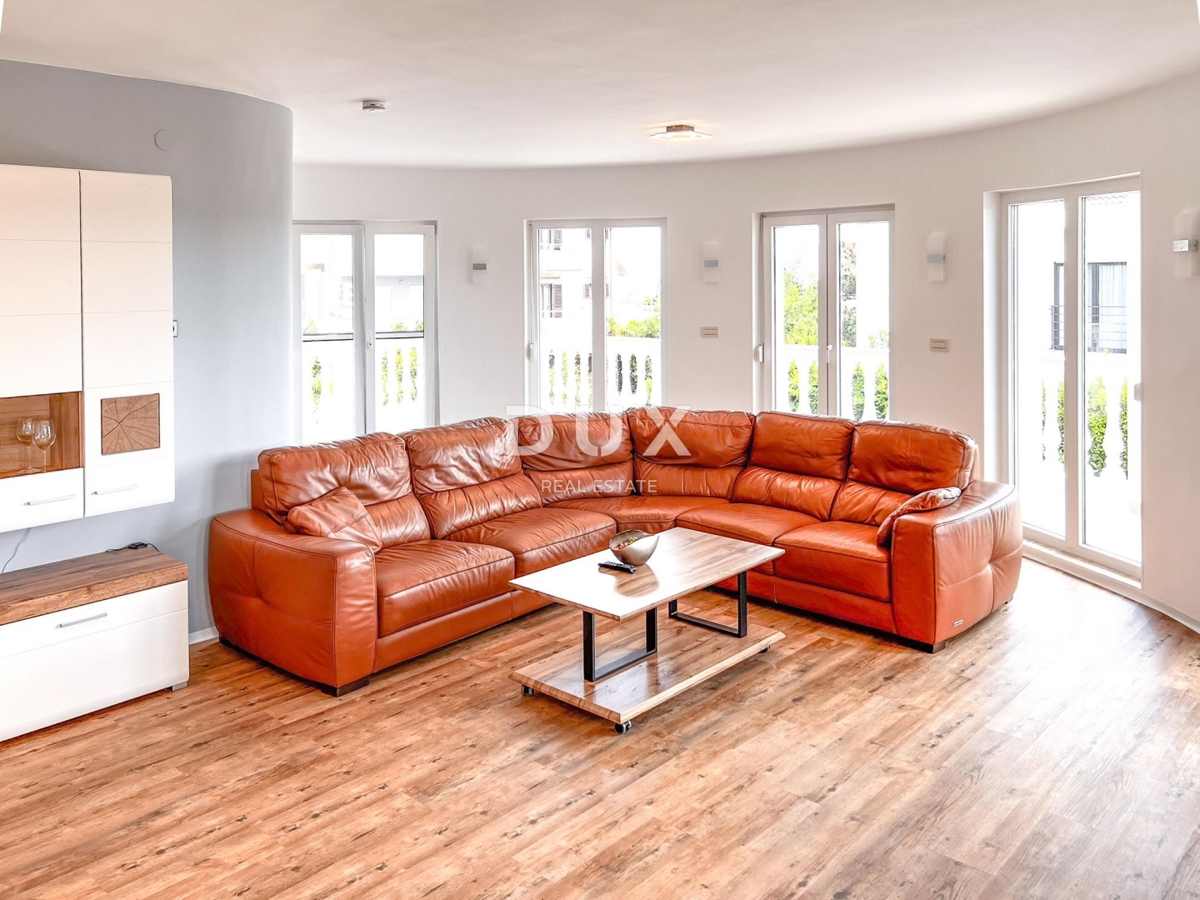 CRIKVENICA - Vila z bazenom in pogledom na Jadran, 300m2