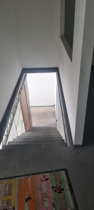 ZADAR, NOVI BOKANJAC - Prodamo skladiščno poslovne prostore!