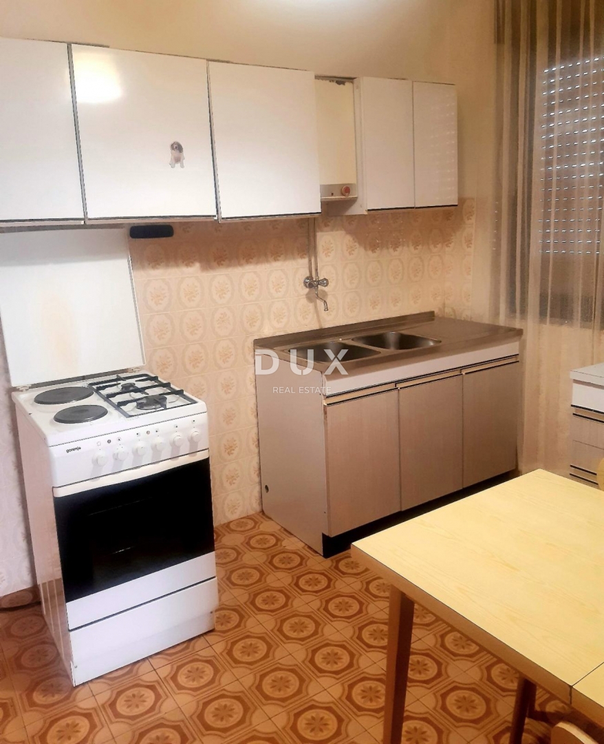 RIJEKA, SRDOČI - Prostorno 2-sobno stanovanje z dnevno sobo, garažo in vrtom