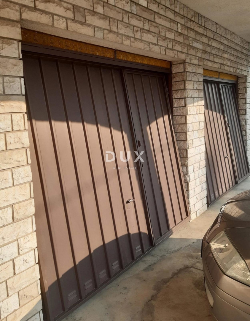 RIJEKA, SRDOČI - Prostorno 2-sobno stanovanje z dnevno sobo, garažo in vrtom