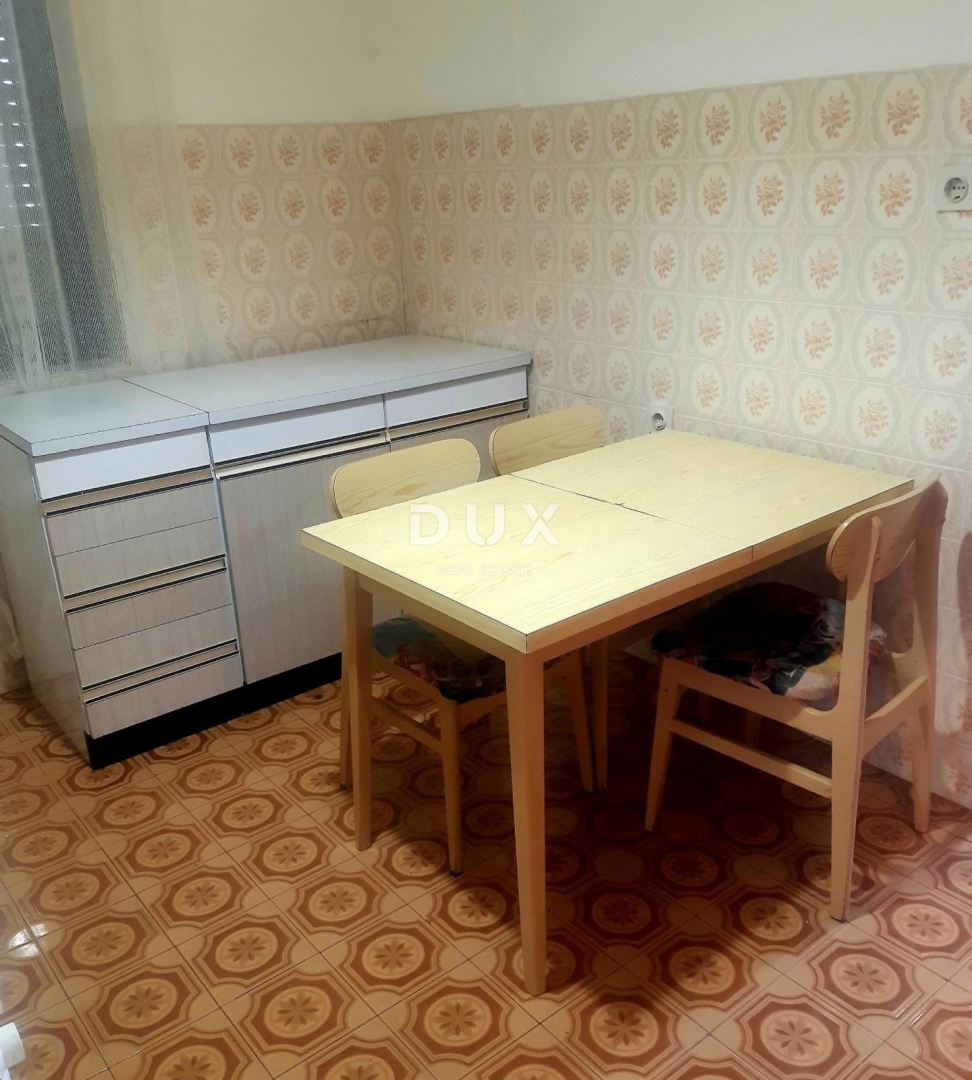 RIJEKA, SRDOČI - Prostorno 2-sobno stanovanje z dnevno sobo, garažo in vrtom