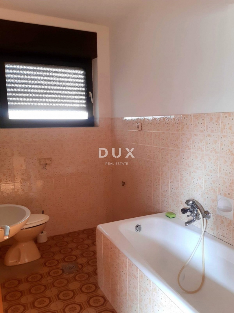 RIJEKA, SRDOČI - Prostorno 2-sobno stanovanje z dnevno sobo, garažo in vrtom