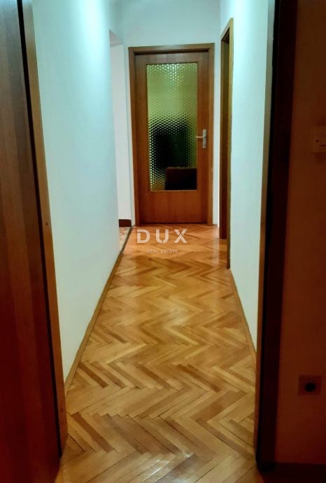 RIJEKA, SRDOČI - Prostorno 2-sobno stanovanje z dnevno sobo, garažo in vrtom