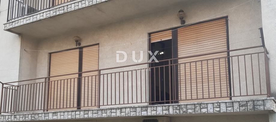 RIJEKA, SRDOČI - Prostorno 2-sobno stanovanje z dnevno sobo, garažo in vrtom