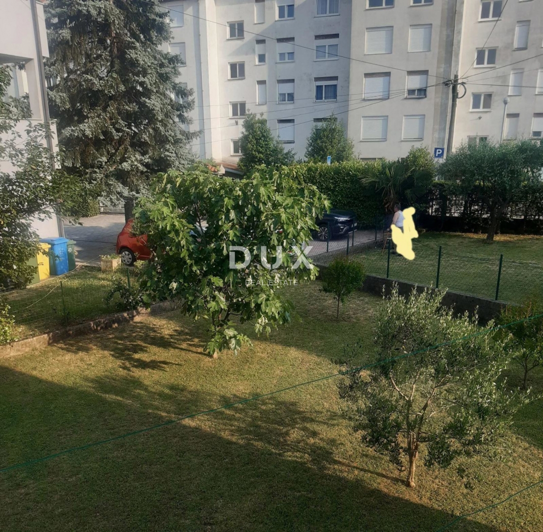 RIJEKA, SRDOČI - Prostorno 2-sobno stanovanje z dnevno sobo, garažo in vrtom