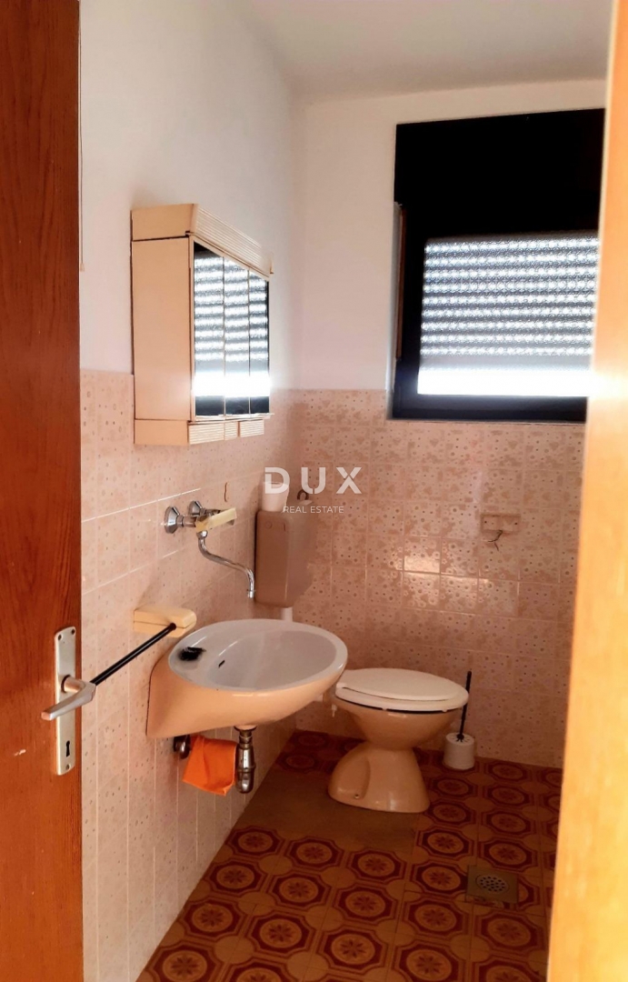 RIJEKA, SRDOČI - Prostorno 2-sobno stanovanje z dnevno sobo, garažo in vrtom