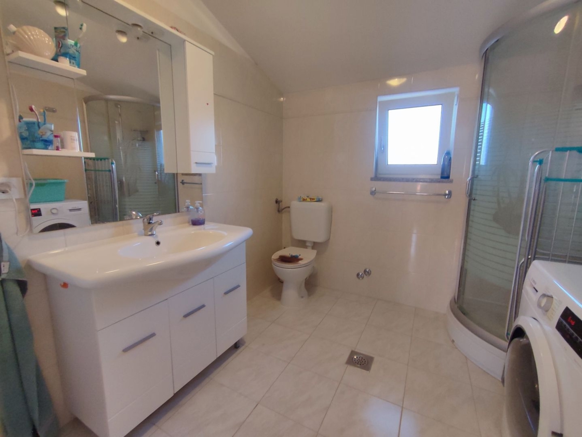 ISTRA, PULA - Družinska hiša na mirni lokaciji