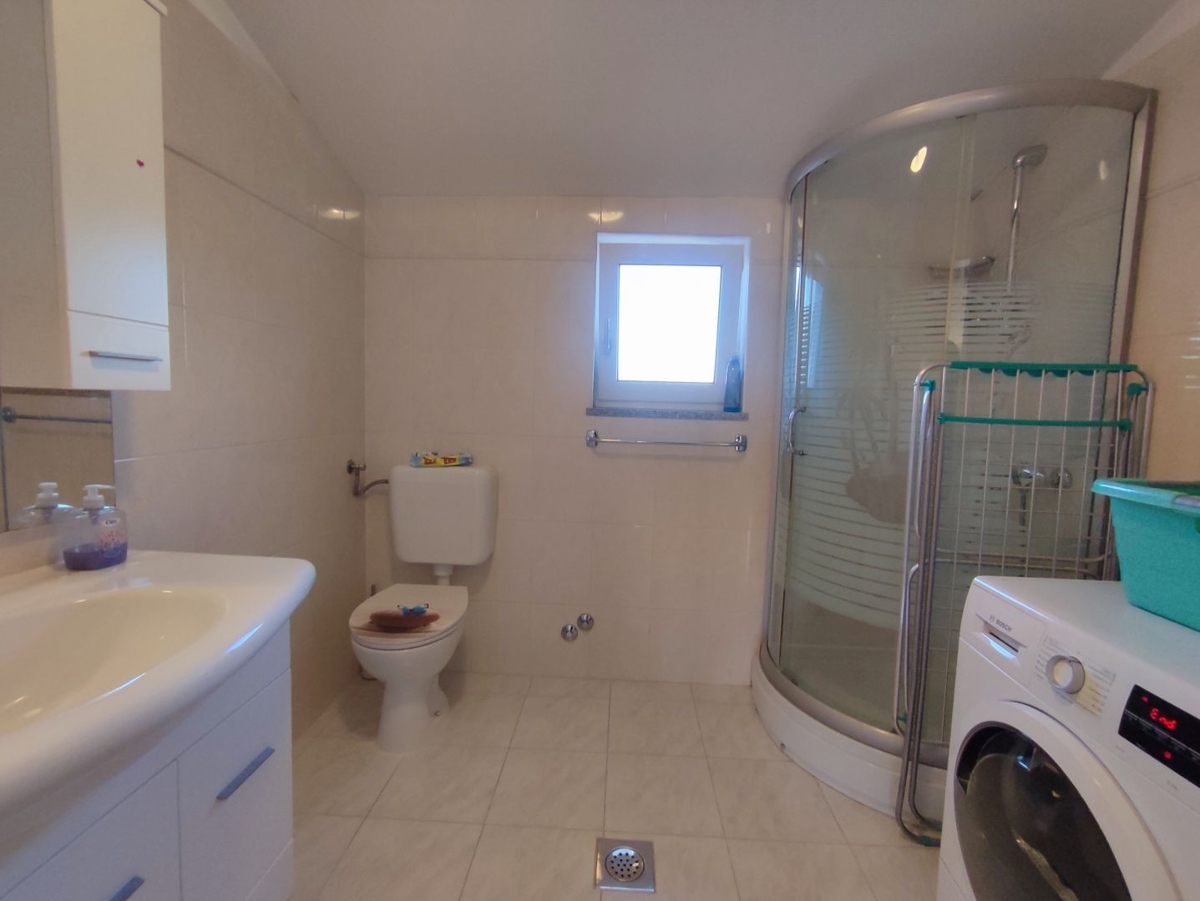 ISTRA, PULA - Družinska hiša na mirni lokaciji