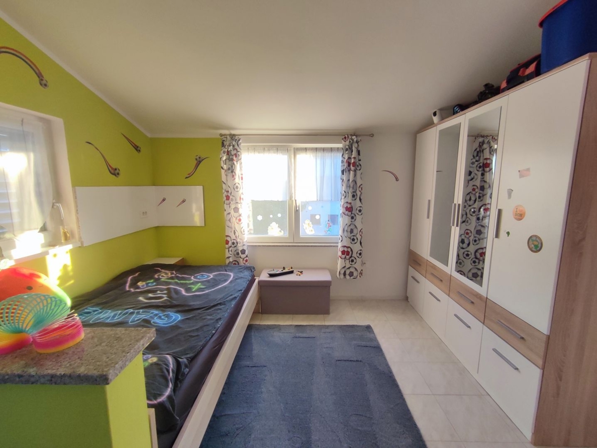 ISTRA, PULA - Družinska hiša na mirni lokaciji