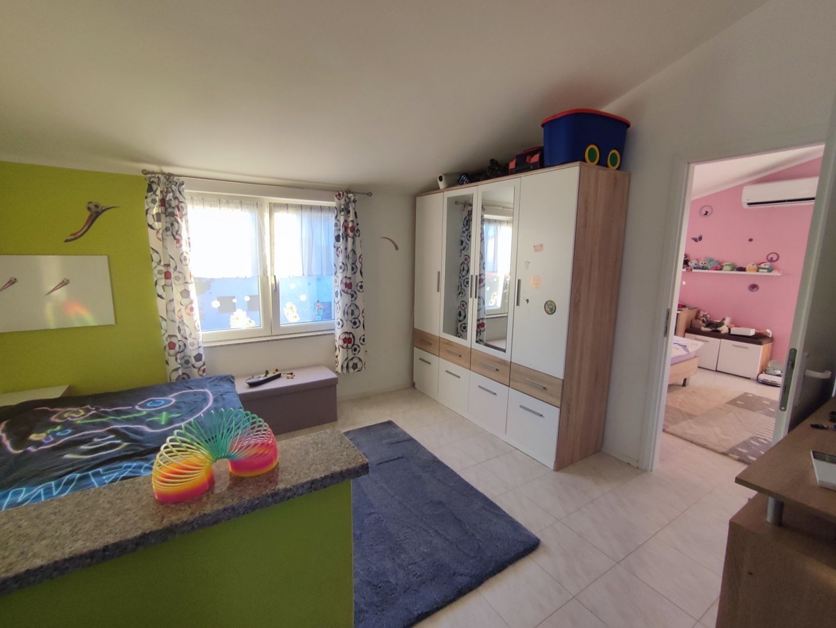 ISTRA, PULA - Družinska hiša na mirni lokaciji