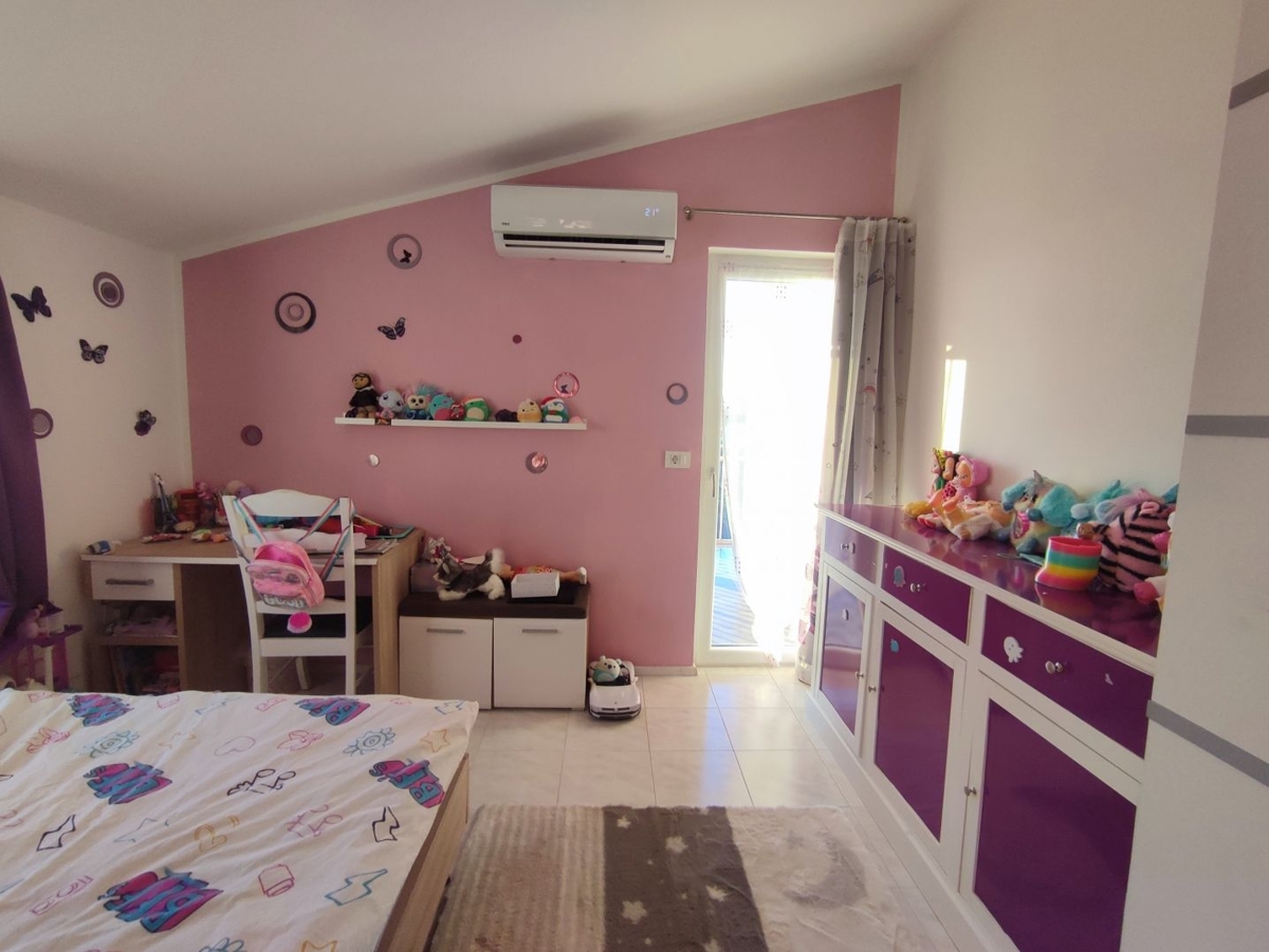 ISTRA, PULA - Družinska hiša na mirni lokaciji