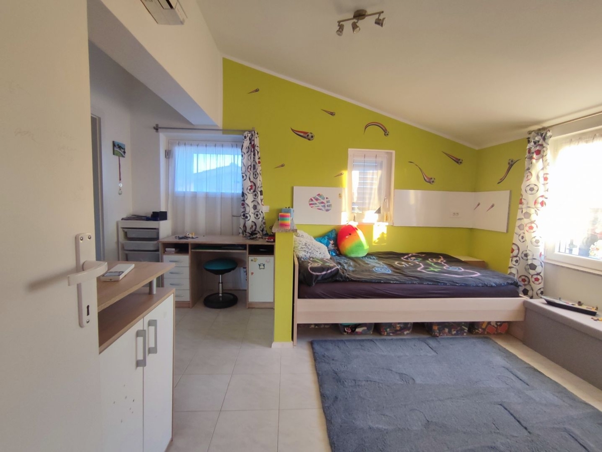 ISTRA, PULA - Družinska hiša na mirni lokaciji