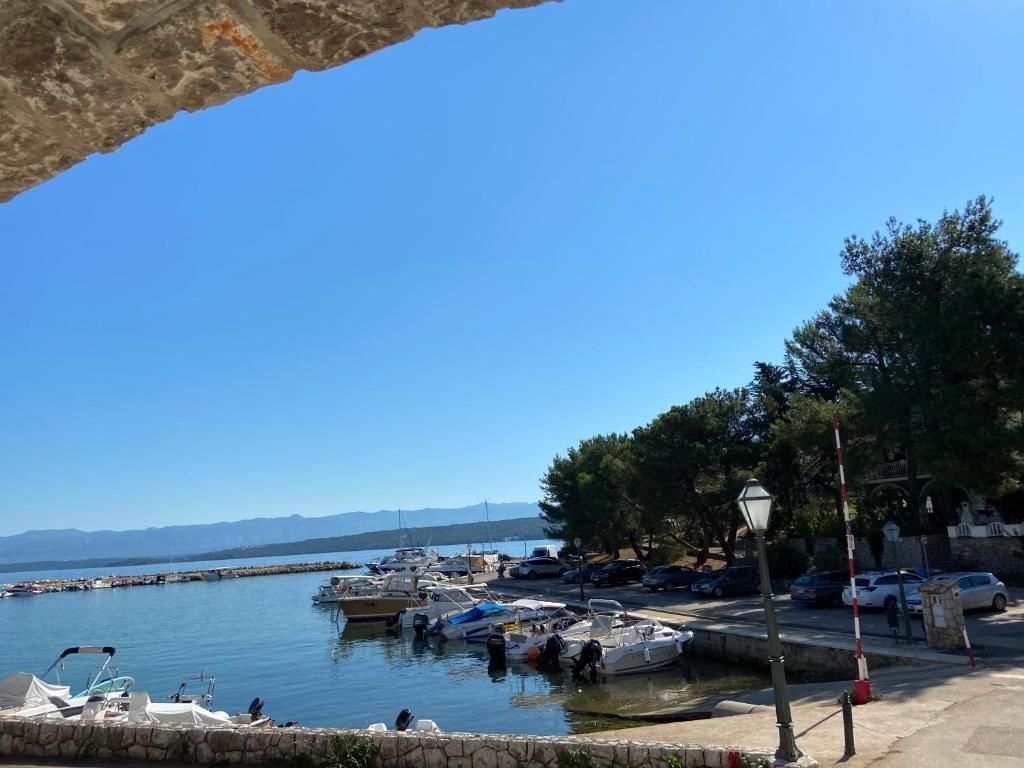 OTOK KRK, MALINSKA - Hiša prva vrsta ob morju