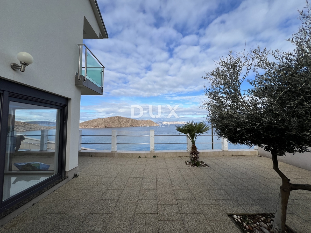 SENJ, OKOLICA – prenovljena vila v prvi vrsti ob morju