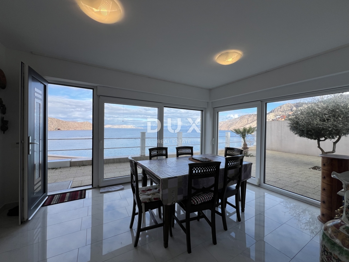 SENJ, OKOLICA – prenovljena vila v prvi vrsti ob morju