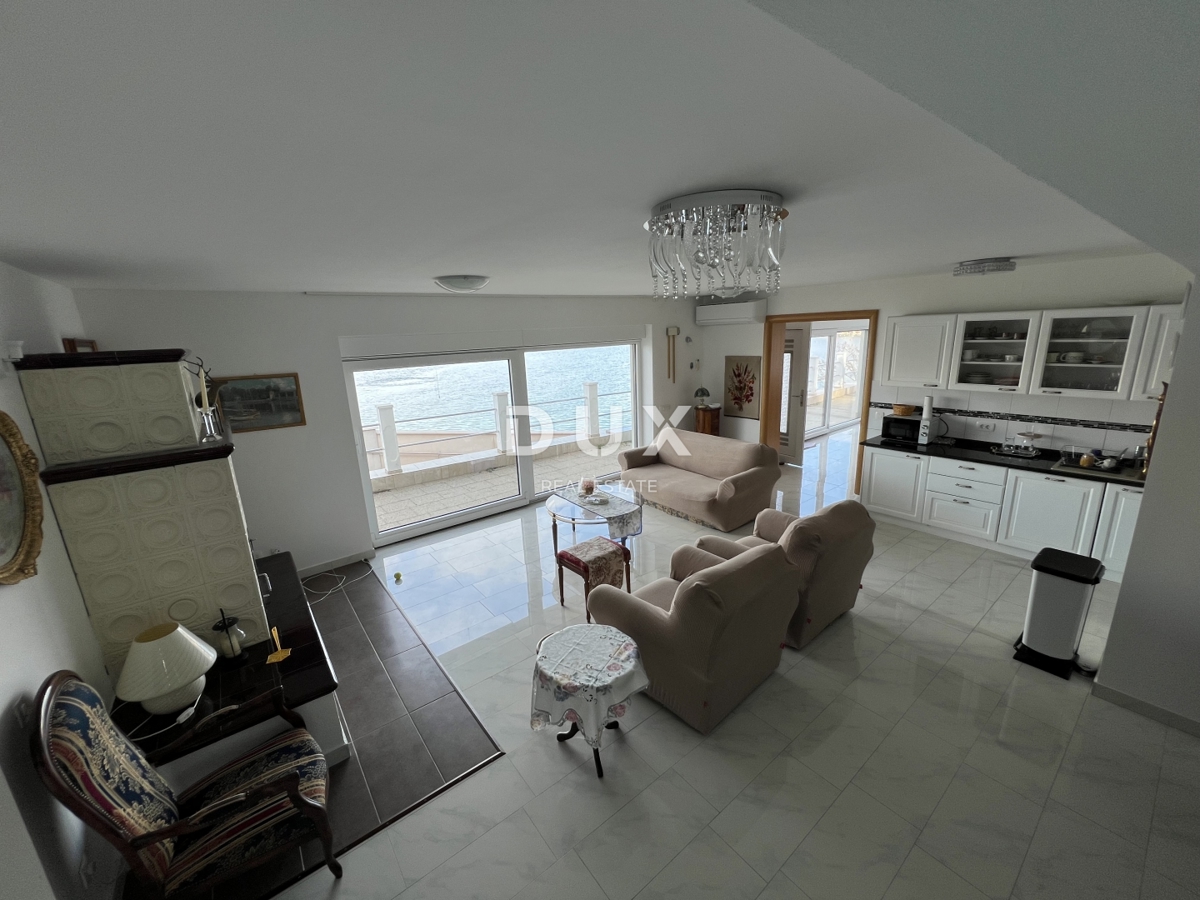 SENJ, OKOLICA – prenovljena vila v prvi vrsti ob morju