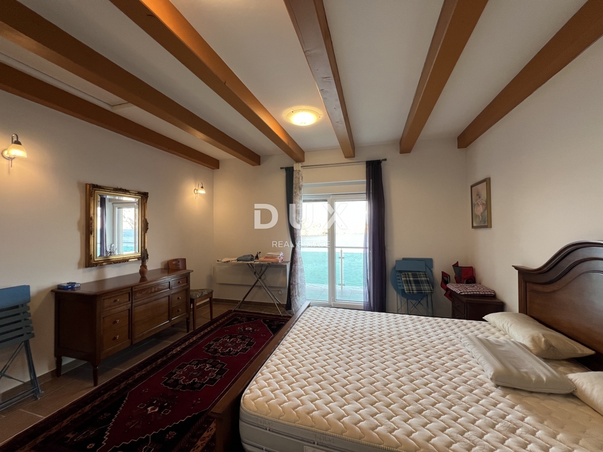 SENJ, OKOLICA – prenovljena vila v prvi vrsti ob morju