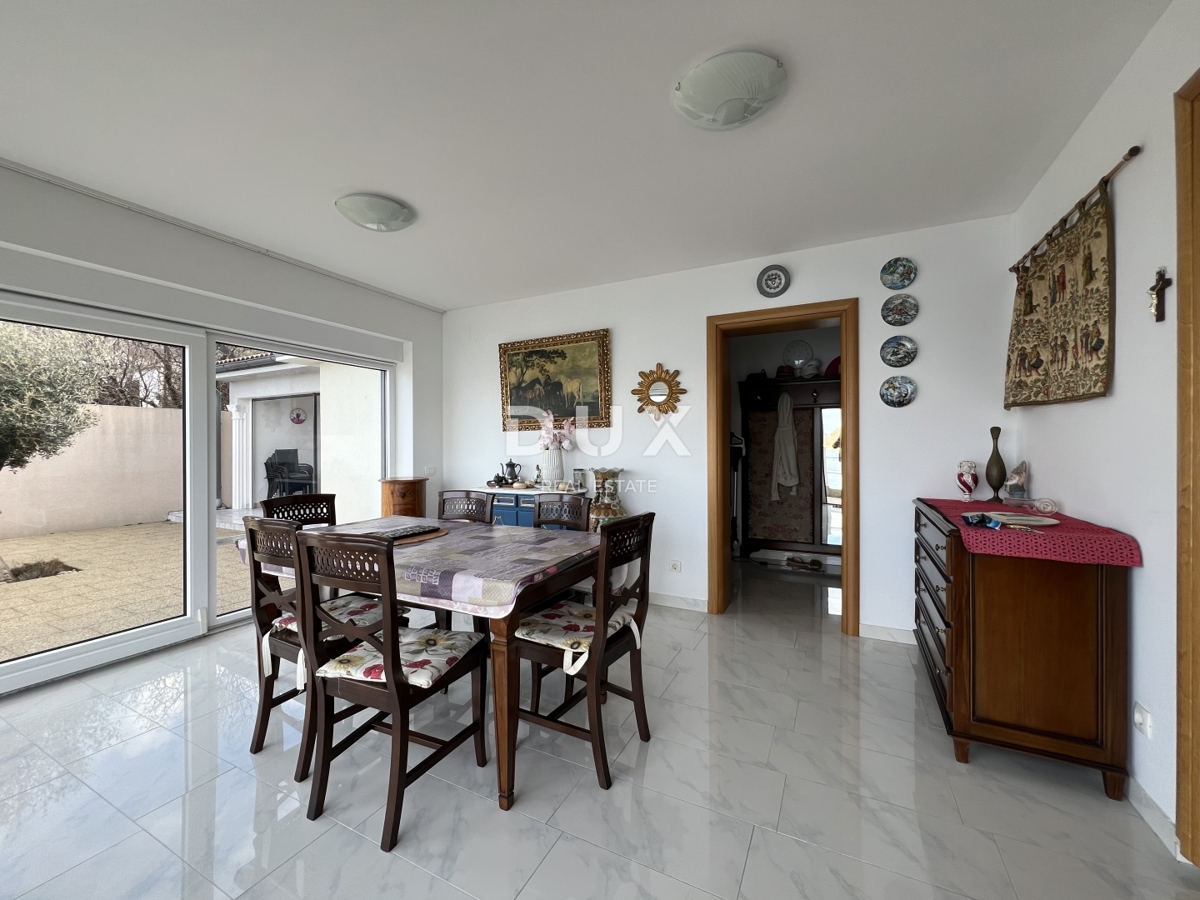 SENJ, OKOLICA – prenovljena vila v prvi vrsti ob morju