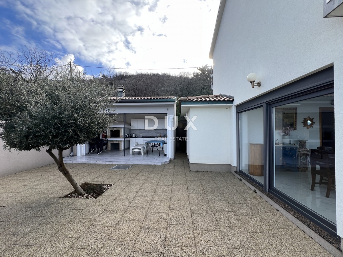 SENJ, OKOLICA – prenovljena vila v prvi vrsti ob morju