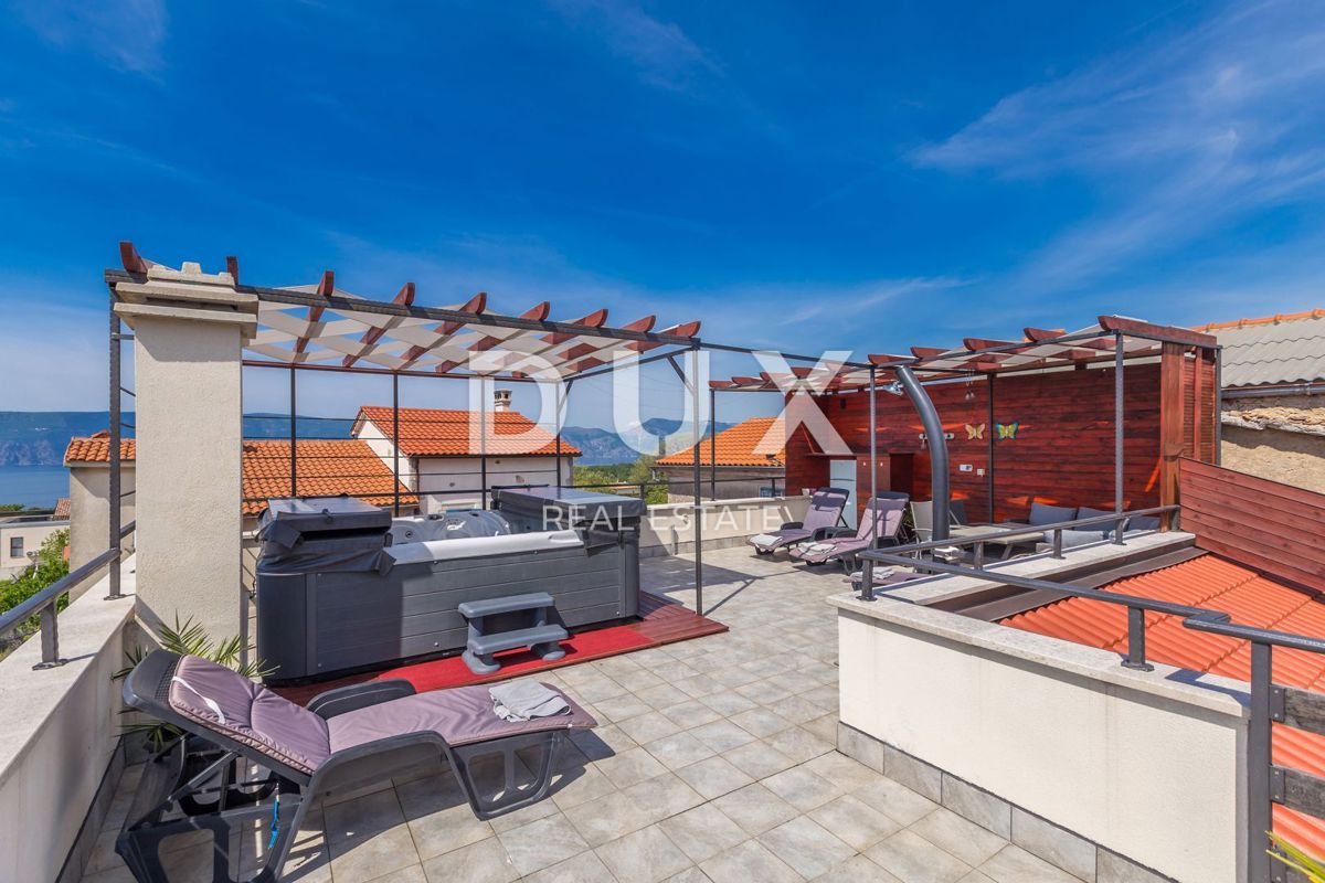 OTOK KRK, PINEZIĆI - Kamnita hiša v vrsti s panoramskim pogledom na morje